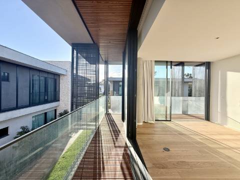 Moradia T4+1 com Jardim e Piscina no Condominio Privado na Guia, Cascais