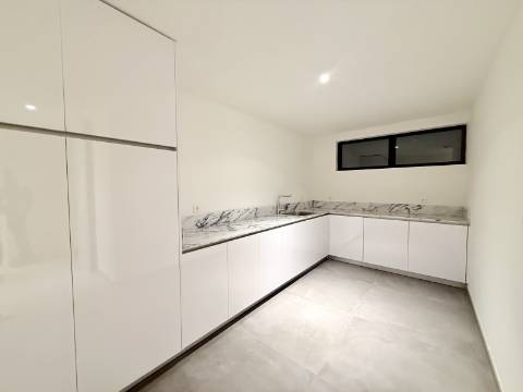 Moradia T4+1 com Jardim e Piscina no Condominio Privado na Guia, Cascais
