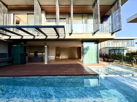 Moradia T4+1 com Jardim e Piscina no Condominio Privado na Guia, Cascais