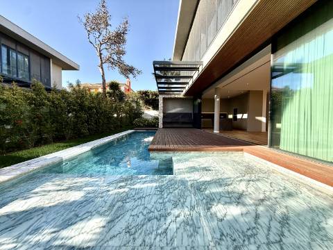 Moradia T4+1 com Jardim e Piscina no Condominio Privado na Guia, Cascais