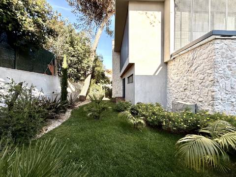 Moradia T4+1 com Jardim e Piscina no Condominio Privado na Guia, Cascais