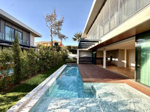 Moradia T4+1 com Jardim e Piscina no Condominio Privado na Guia, Cascais