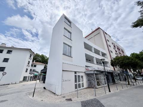 Prédio remodelado com 5 frações no Centro Histórico de Cascais.