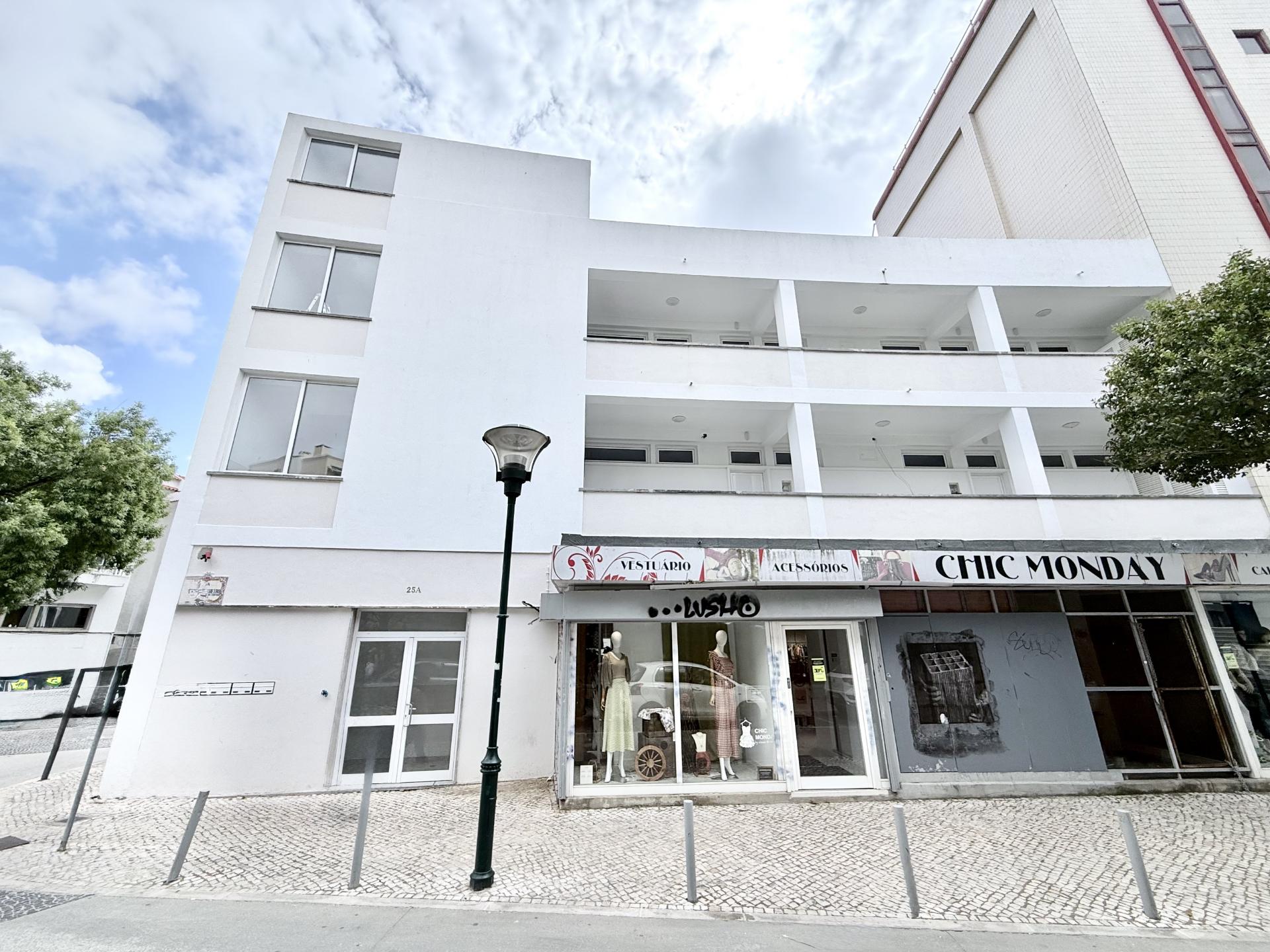 Prédio remodelado com 5 frações no Centro Histórico de Cascais.