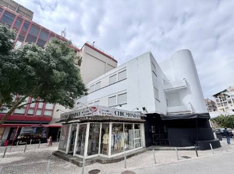 Prédio remodelado com 5 frações no Centro Histórico de Cascais.