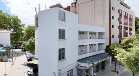 Prédio remodelado com 5 frações no Centro Histórico de Cascais.