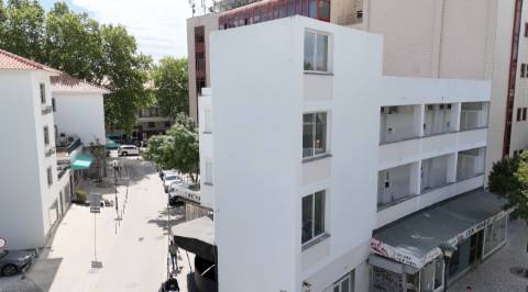 Prédio remodelado com 5 frações no Centro Histórico de Cascais.