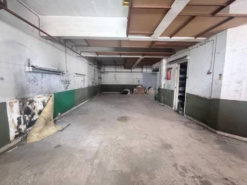 Espaço com 200m2 na Amadora