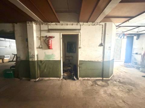 Espaço com 200m2 na Amadora