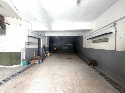 Espaço com 200m2 na Amadora