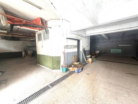 Espaço com 200m2 na Amadora
