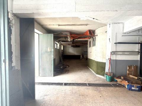 Espaço com 200m2 na Amadora