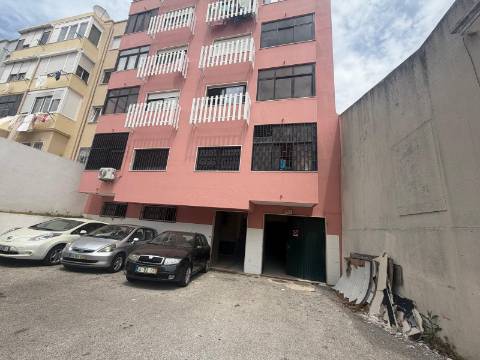 Espaço com 200m2 na Amadora