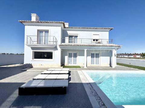 Moradia T4 com piscina e jardim privativo no Montijo