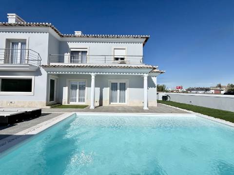Moradia T4 com piscina e jardim privativo no Montijo