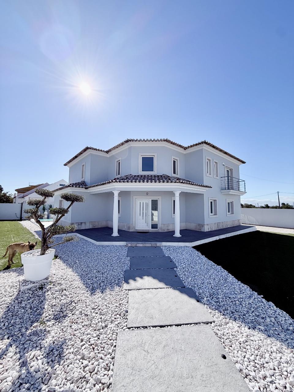 Moradia T4 com piscina e jardim privativo no Montijo