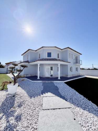 Moradia T4 com piscina e jardim privativo no Montijo