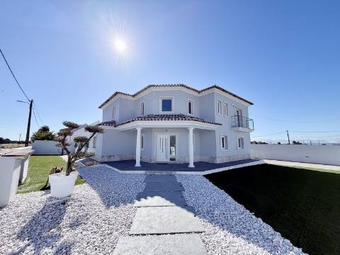 Moradia T4 com piscina e jardim privativo no Montijo