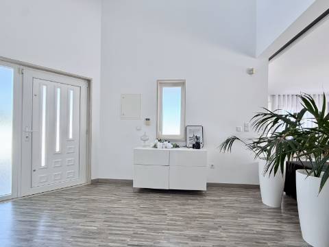 Moradia T4 com piscina e jardim privativo no Montijo
