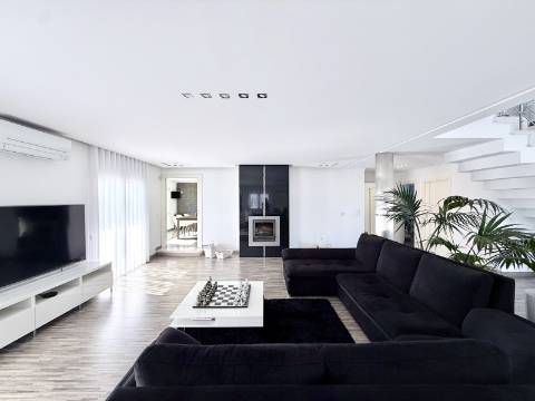 Moradia T4 com piscina e jardim privativo no Montijo