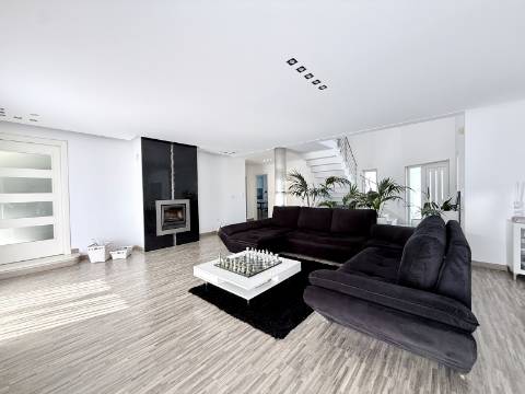 Moradia T4 com piscina e jardim privativo no Montijo