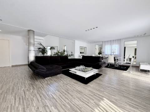 Moradia T4 com piscina e jardim privativo no Montijo