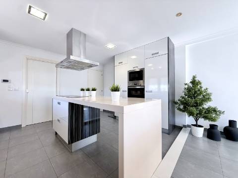 Moradia T4 com piscina e jardim privativo no Montijo