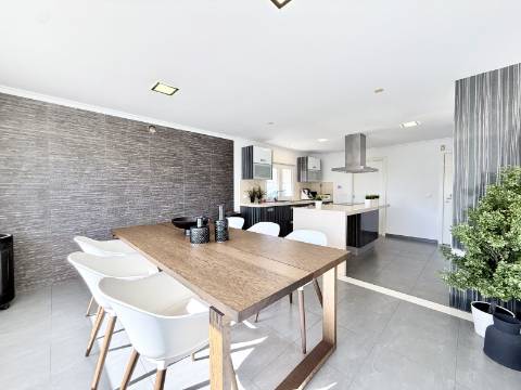 Moradia T4 com piscina e jardim privativo no Montijo