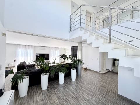 Moradia T4 com piscina e jardim privativo no Montijo