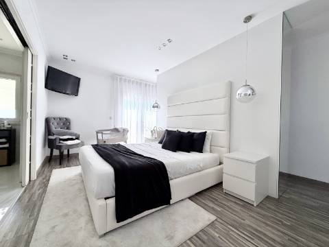 Moradia T4 com piscina e jardim privativo no Montijo