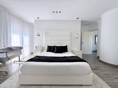 Moradia T4 com piscina e jardim privativo no Montijo