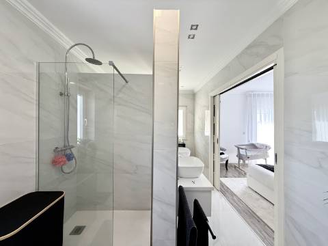 Moradia T4 com piscina e jardim privativo no Montijo