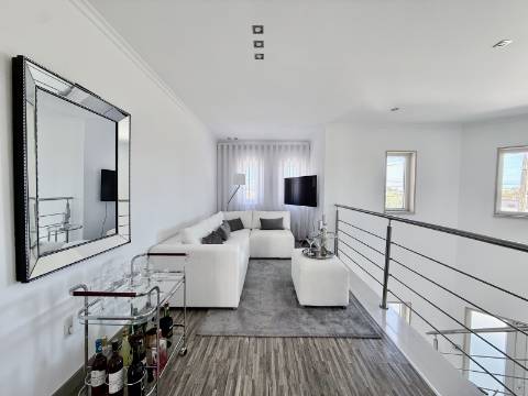 Moradia T4 com piscina e jardim privativo no Montijo