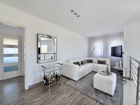 Moradia T4 com piscina e jardim privativo no Montijo