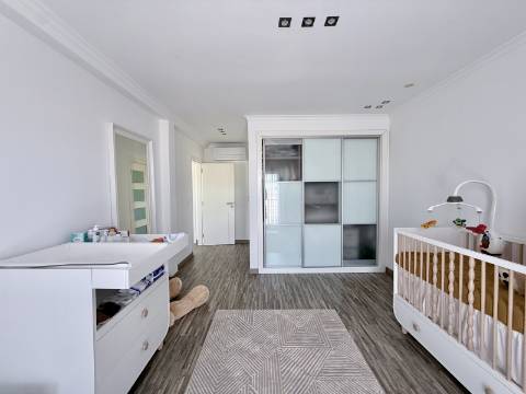 Moradia T4 com piscina e jardim privativo no Montijo