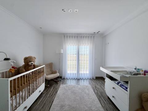 Moradia T4 com piscina e jardim privativo no Montijo