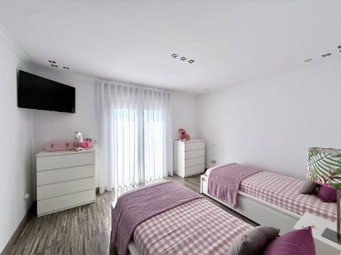 Moradia T4 com piscina e jardim privativo no Montijo