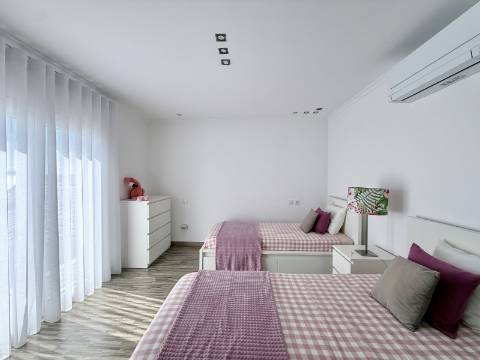 Moradia T4 com piscina e jardim privativo no Montijo