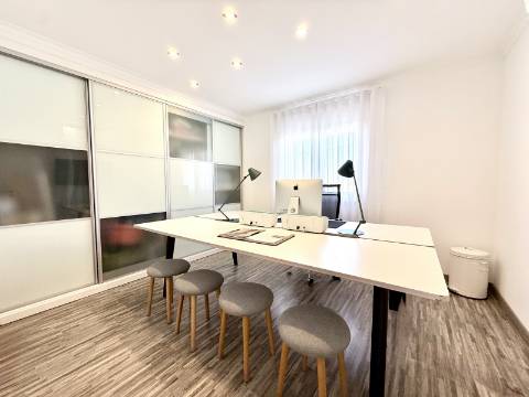 Moradia T4 com piscina e jardim privativo no Montijo