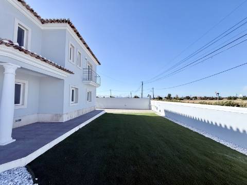 Moradia T4 com piscina e jardim privativo no Montijo