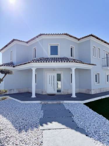 Moradia T4 com piscina e jardim privativo no Montijo