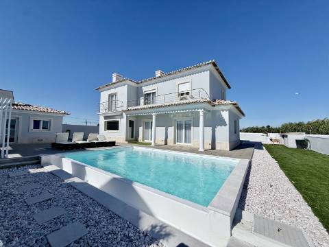 Moradia T4 com piscina e jardim privativo no Montijo