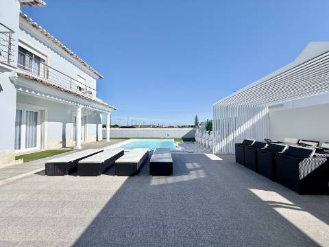 Moradia T4 com piscina e jardim privativo no Montijo