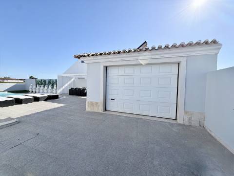 Moradia T4 com piscina e jardim privativo no Montijo