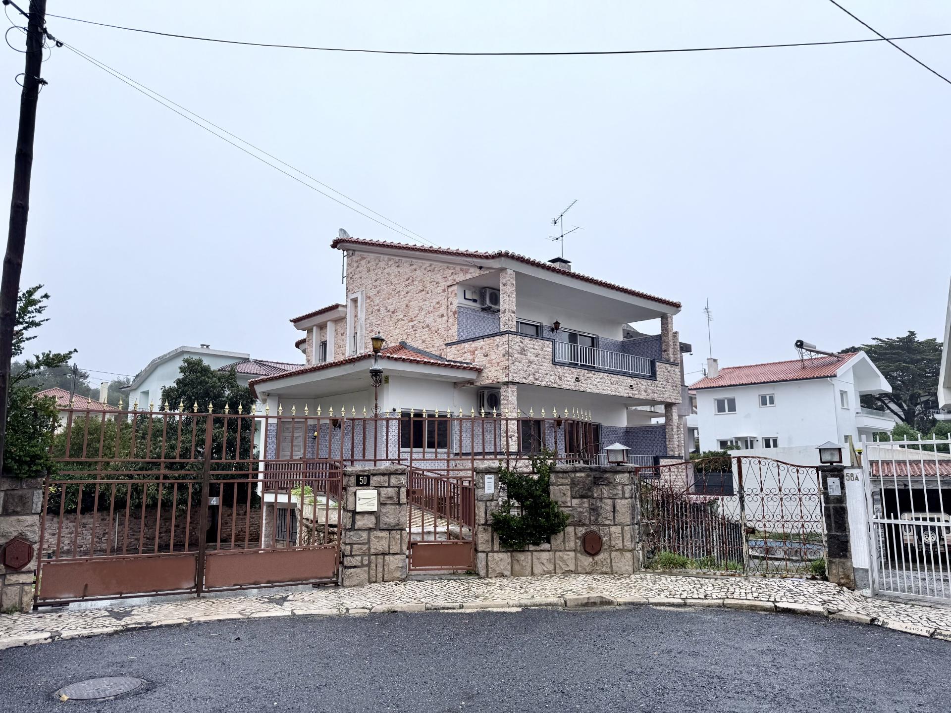Moradia T4 por recuperar no Cobre, Cascais