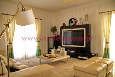 Moradia V6 Isolada com piscina