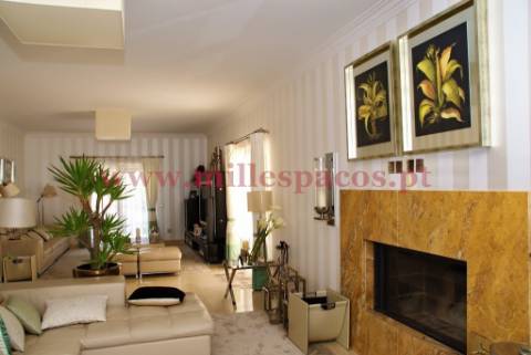 Moradia V6 Isolada com piscina