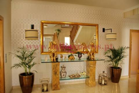 Moradia V6 Isolada com piscina