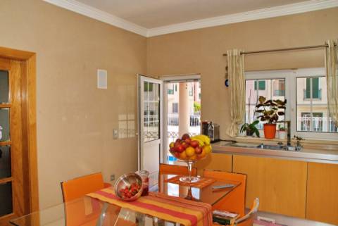 Moradia V6 Isolada com piscina