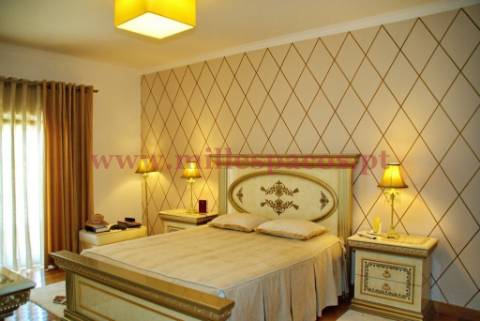 Moradia V6 Isolada com piscina